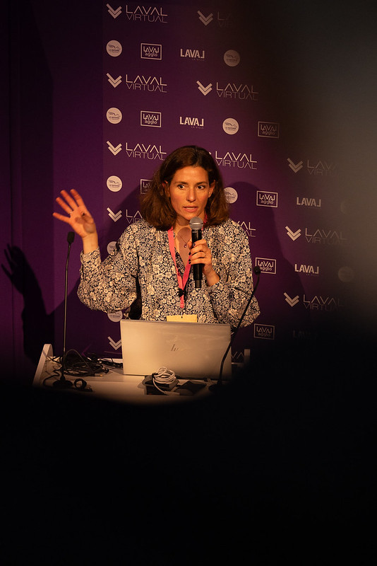 Intervenante au micro lors d'un Tech Talk