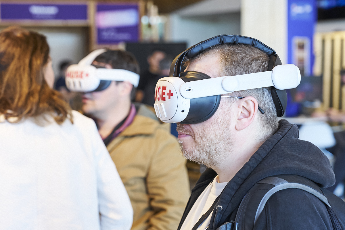 Visiteurs testant des casques de réalité virtuelle sur un stand