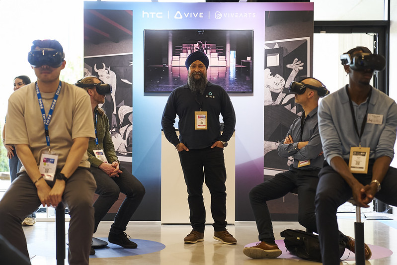 Visiteurs en casque VR devant le stand HTC VIVE Arts de The Metamorphoses of Guernica