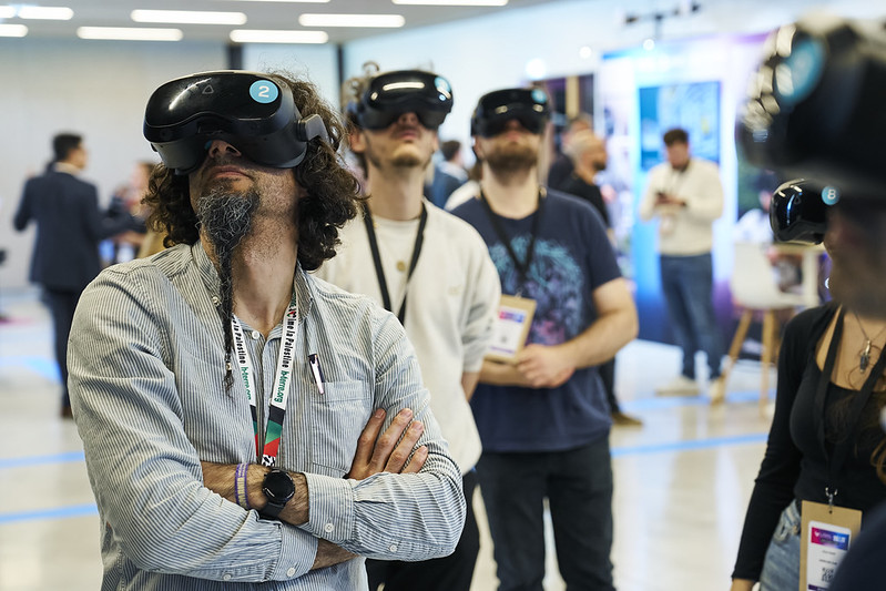 Visiteurs équipés de casques VR dans la zone LBVR de Laval Virtual 2026
